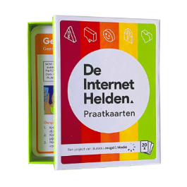 Gekleurde doos waarop staat De InternetHelden. In de doos zitten praatkaarten.