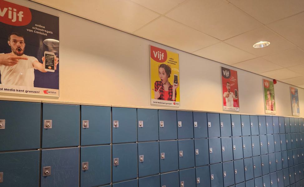 Er hangen 5 posters aan de muur met daarop de 5 online schoolregels van Canisius.