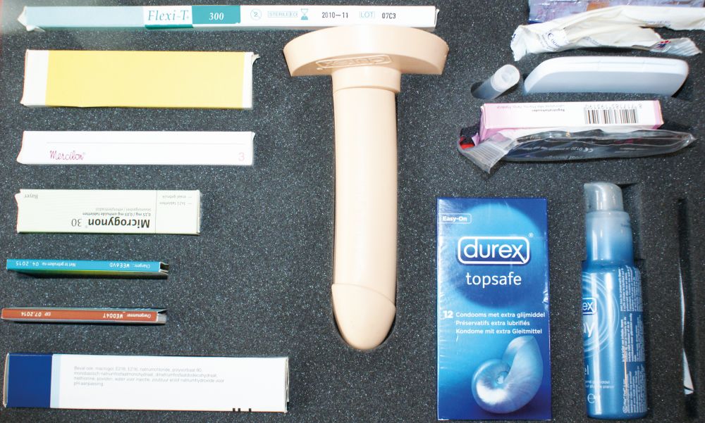 inhoud van de koffer, met onder meer condooms, een condoom-oefen-penis, glijmiddel, strips met de pil