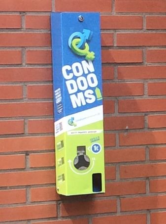 condoomautomaat aan de gevel van GGD Twente